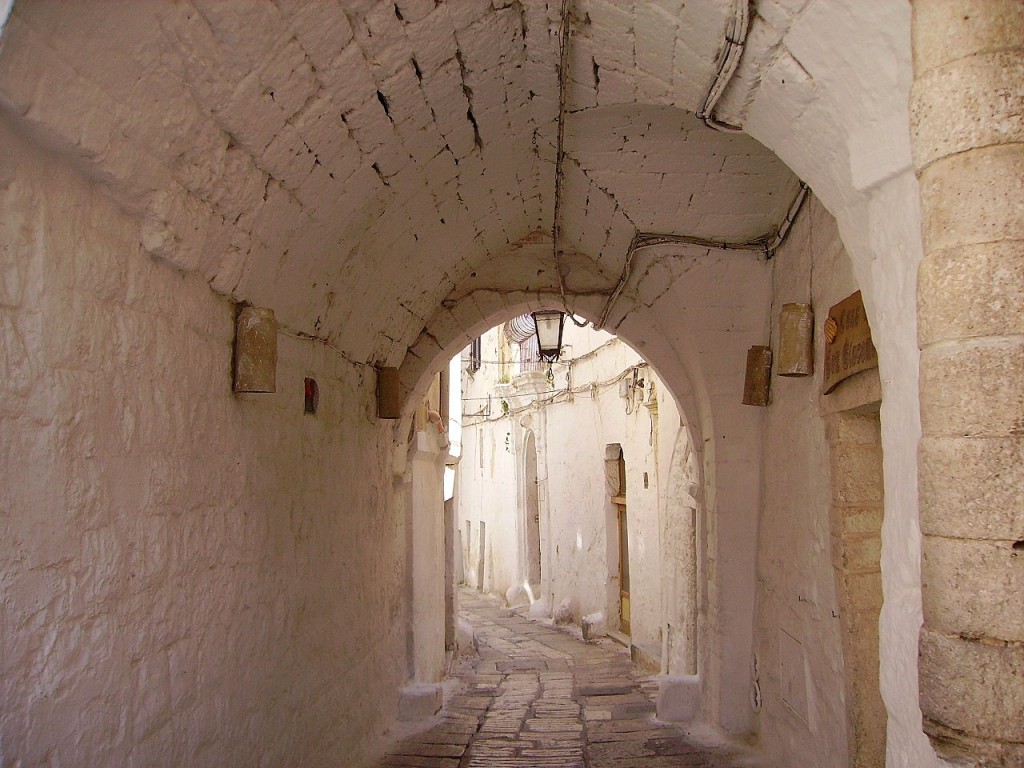 Zdjęcia: Ostuni, Apulia, biały zaułek w Ostuni, WłOCHY Zdjęcia: Ostuni, Apulia, biały zaułek w Ostuni, WłOCHY