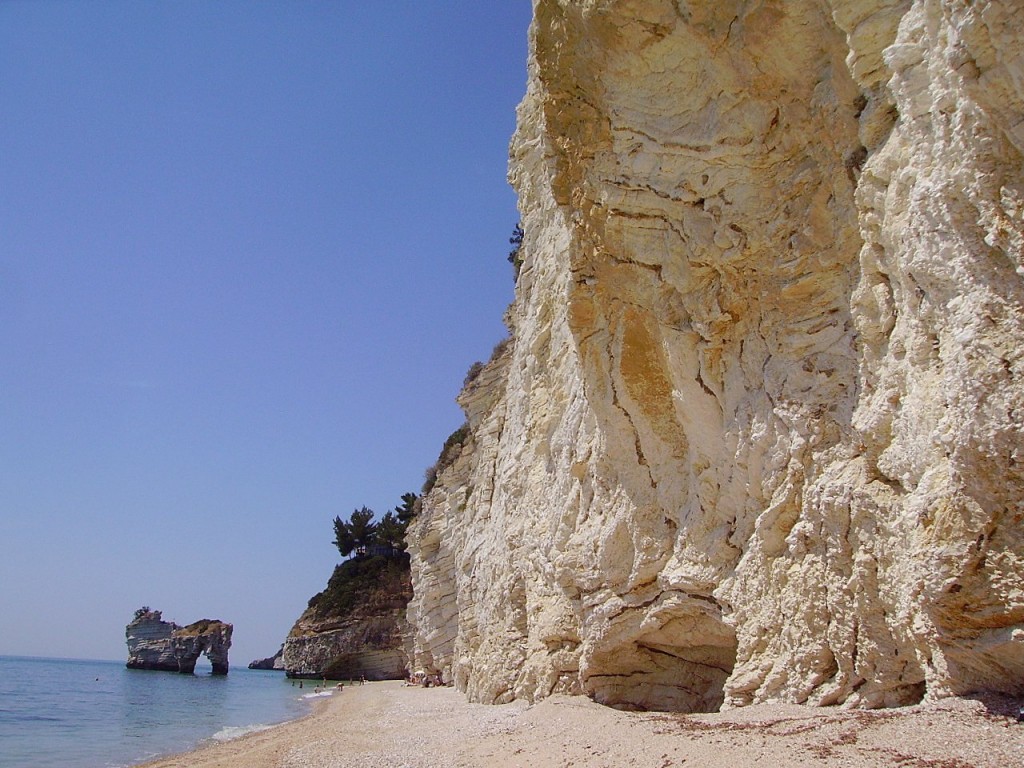 Zdjęcia: Baja di Zagare, Apulia, plaża ukryta wśród wysokich skał, WłOCHY Zdjęcia: Baja di Zagare, Apulia, plaża ukryta wśród wysokich skał, WłOCHY