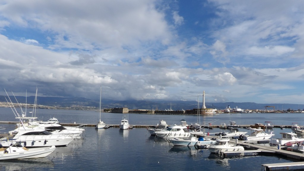Zdjęcia: Messina, Sycylia, Jachty kołyszące się u wybrzeża Messiny, WłOCHY Zdjęcia: Messina, Sycylia, Jachty kołyszące się u wybrzeża Messiny, WłOCHY