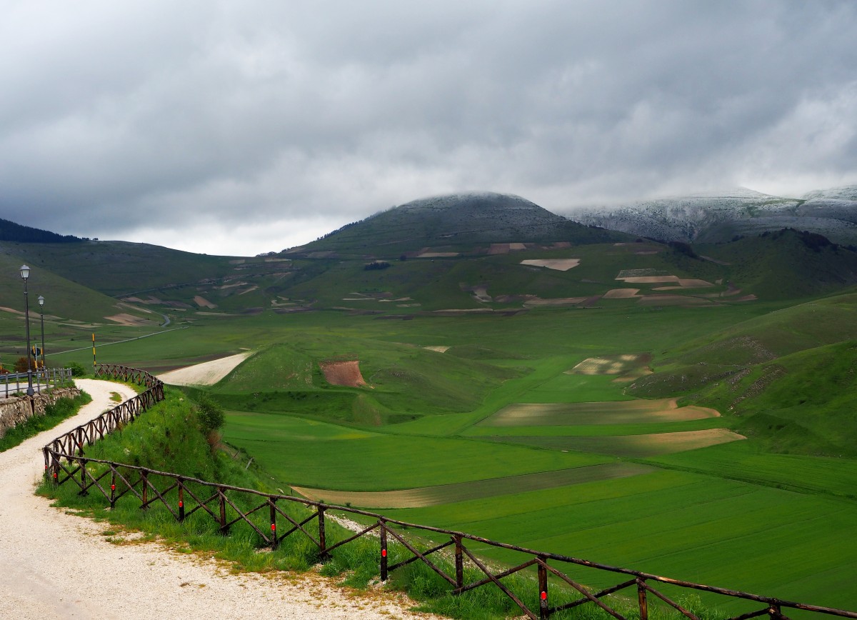 Zdjęcia: Castelluccio di Norcia, Umbria, Droga , WłOCHY Zdjęcia: Castelluccio di Norcia, Umbria, Droga , WłOCHY