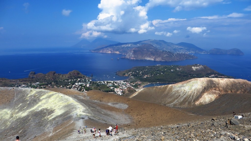 Zdjęcia: Vulcano, Wyspy Liparyjskie, panorama wyspy ze szczytu wulkanu, WłOCHY Zdjęcia: Vulcano, Wyspy Liparyjskie, panorama wyspy ze szczytu wulkanu, WłOCHY