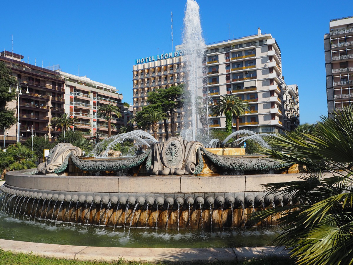 Zdjęcia: Bari, plac przed dworcem, Apulia, Fontanna, WłOCHY Zdjęcia: Bari, plac przed dworcem, Apulia, Fontanna, WłOCHY