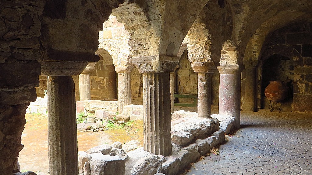 Zdjęcia: Lipari, Wyspy Liparyjskie, wirydarz z XIII wieku, WłOCHY Zdjęcia: Lipari, Wyspy Liparyjskie, wirydarz z XIII wieku, WłOCHY