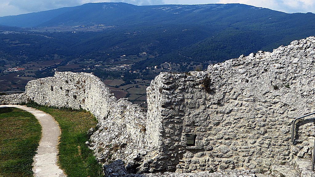 Zdjęcia: Monte Sant Angelo, Półwysep Gargano, zamek normański , WłOCHY Zdjęcia: Monte Sant Angelo, Półwysep Gargano, zamek normański , WłOCHY
