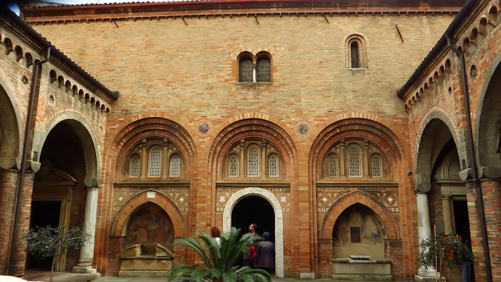 Zdjęcia: Bolonia, Emilia-Romania, Basilica di Santo Stefano - dziedziniec Piłata, WłOCHY Zdjęcia: Bolonia, Emilia-Romania, Basilica di Santo Stefano - dziedziniec Piłata, WłOCHY