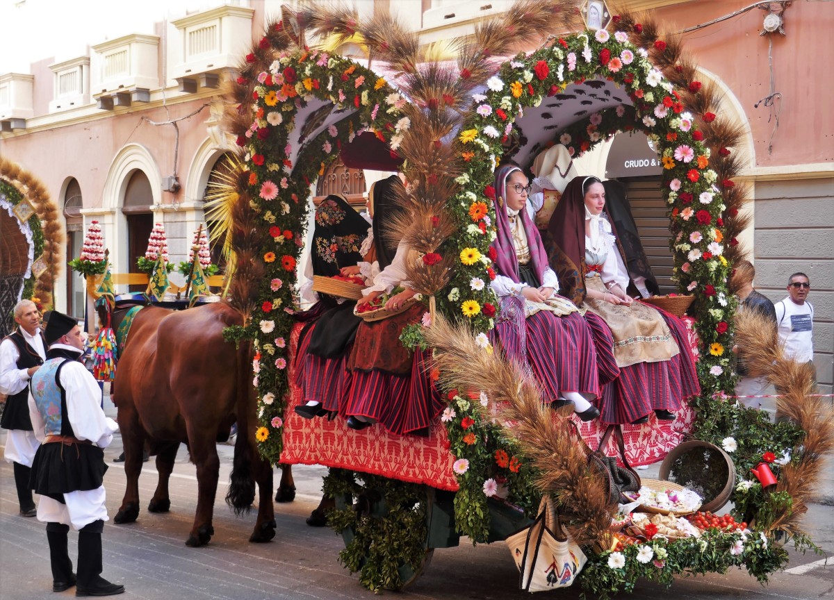 Zdjęcia: Cagliari, Sardynia, Bajecznie kolorowa procesja Sant Efisio, WłOCHY Zdjęcia: Cagliari, Sardynia, Bajecznie kolorowa procesja Sant Efisio, WłOCHY