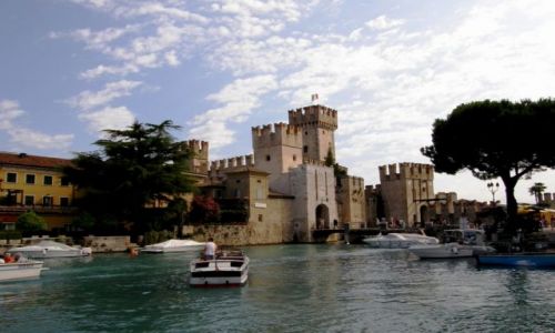 Zdjcie WOCHY / Lombardia / Sirmione /Jezioro Garda / Port i zamek Scaligerich w Sirmione
