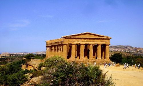 Zdjcie WOCHY / Sycylia / okolice Agrigento / witynia Zgody na tle panoramy Agrigento