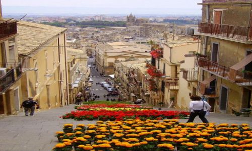 Zdjecie WOCHY / Sycylia / Caltagirone / widok z gry schodw na Caltagirone