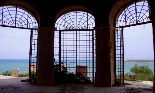 Zdjęcie WłOCHY / Sycylia / Capo Passero / widok z dawnej oranżerii- Castello Tafuri