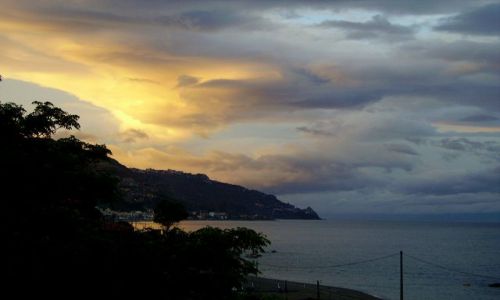 Zdj�cie W�OCHY / Sycylia / Letojani - okolice Taorminy / dziwne chmury nad Letojani