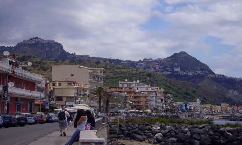 Zdjecie WOCHY / Sycylia / Giardini Naxos / widok na Castelomola i Taormin z Giardini Naxos