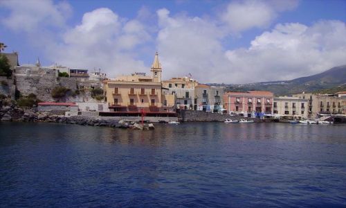 Zdjecie WOCHY / Wyspy Liparyjskie / wyspa Lipari / kolorowe domy na Lipari