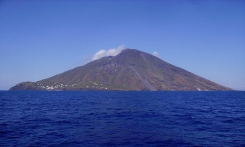 Zdjecie WOCHY / Wyspy Liparyjskie / okolice Stromboli / pierwsze spojrzenie na Stromboli
