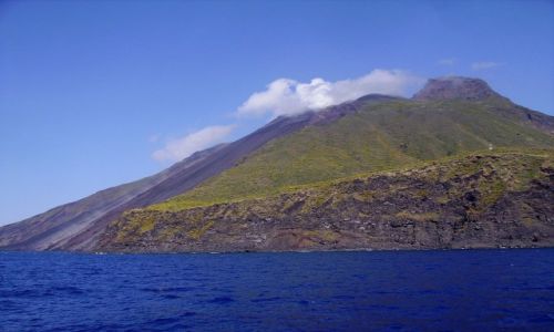 Zdjcie WOCHY / Wyspy Liparyjskie / Stromboli / lawa spywa tylko po jednej stronie wulkanu