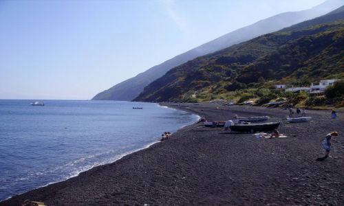 Zdjcie WOCHY / Wyspy Liparyjskie / Stromboli / czarna plaa na Stromboli