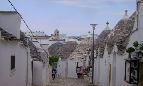 Zdjecie WOCHY / Apulia / Alberobello / z widokiem na koci w Alberobello
