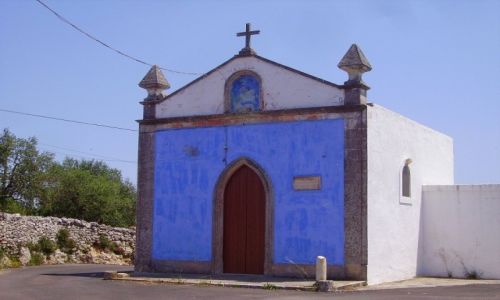 Zdjecie WOCHY / Apulia / w drodze do Alberobello / mini-kociek na rodku drogi