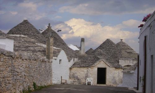 Zdjecie WOCHY / Apulia / Alberobello / telewizja te trafia pod niezwyke dachy