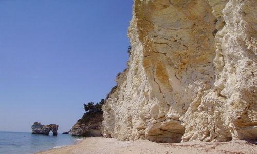 Zdjecie WOCHY / Apulia / Baja di Zagare / plaa ukryta wrd wysokich ska
