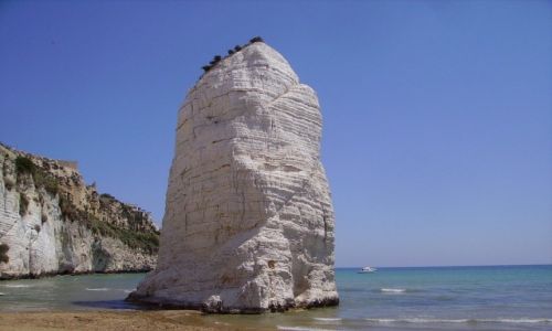 Zdj�cie W�OCHY / Apulia / Vieste / jeden z symboli Vieste - monolit Pizzomuno