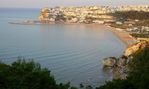Zdjecie WOCHY / Apulia / Pwysep Gargano-Peschici / widok na Peschici i zatok