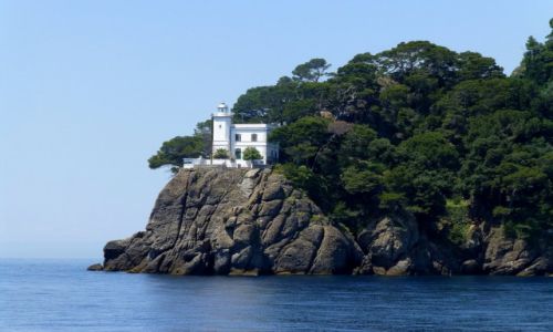 Zdjecie WOCHY / Liguria  / Cinque Terre / latarnia przy zatoce w Portofino