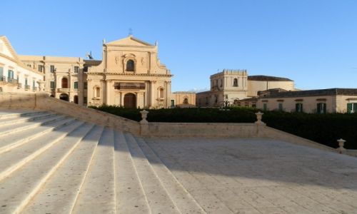 Zdjęcie WłOCHY / Sycylia / Nota / Schody przed katedrą