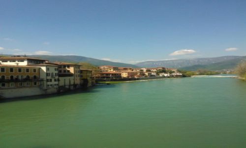 Zdjecie WOCHY / Veneto / Bassano del Grappa / Widok z mostu w Bassano del Grappa