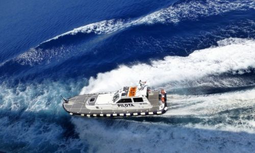 Zdj�cie W�OCHY / chyba jeszcze Liguria / w pobli�u Savony /  uwaga , p�ynie do nas pilot z Savony