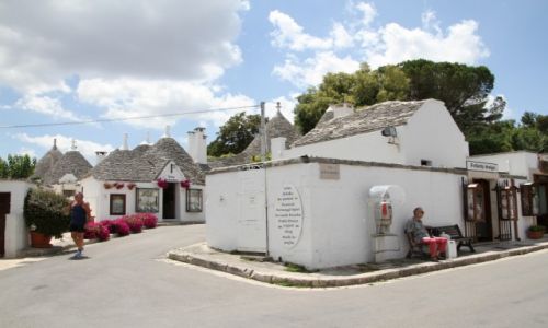 Zdjcie WOCHY / APULIA / ALBEROBELLO  / DOMKI TRULLI 