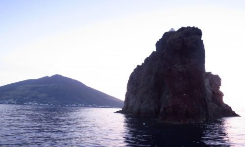 Zdjęcie WłOCHY /  Sycylia / Wyspa Stromboli / Skaliste wysepki przy Stromboli
