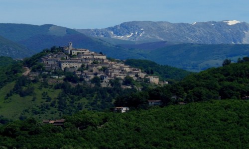 Zdjęcie WłOCHY / Umbria / Piediluca / Miasteczko na wzgórzu