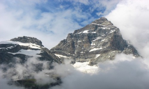 Zdjcie WOCHY / Alpy / Cervini / Matterhorn - na chwilk wyoni si spoza mgy