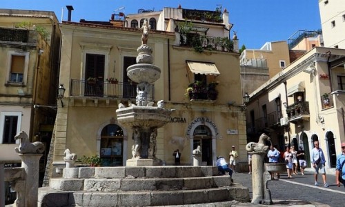 Zdjcie WOCHY / Sycylia / Taormina / fontanna na placu katedralnym