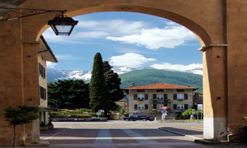 Zdjcie WOCHY / Lombardia / Chiavenna / Widok wpisany w bram