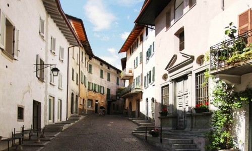 Zdjcie WOCHY / Lombardia / Chiavenna / Pusto o poranku