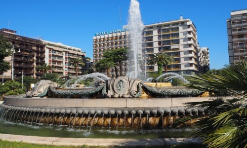 Zdjęcie WłOCHY / Apulia / Bari, plac przed dworcem / Fontanna