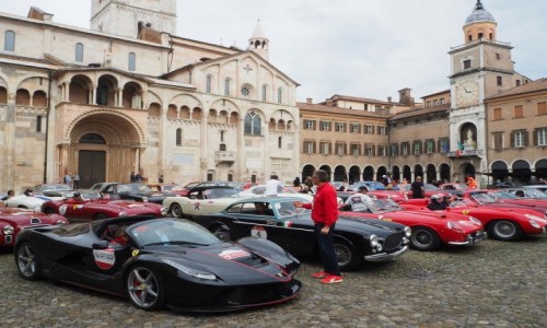 Zdjęcie WłOCHY / Emilia-Romania / Modena/Piazza Grande  / Zlot ferrari