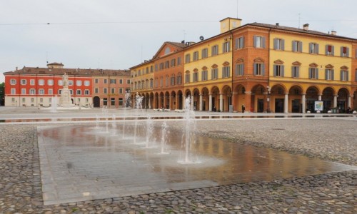 Zdjęcie WłOCHY / Emilia-Romania / Modena / Piazza Roma