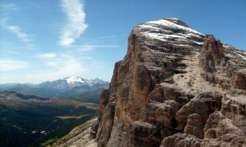 Zdjecie WłOCHY / brak / Dolomity / Tofana de Rozes w bieli w tle Marmolada.