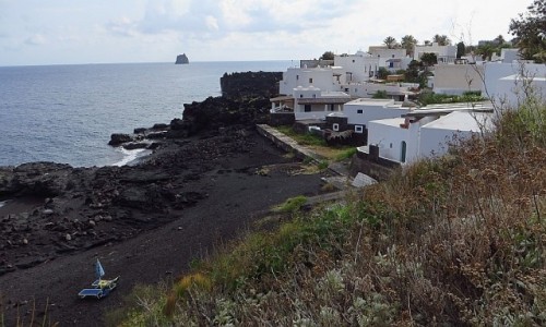 Zdjcie WOCHY / Wyspy Liparyjskie / Stromboli / biae domy i czarne plae