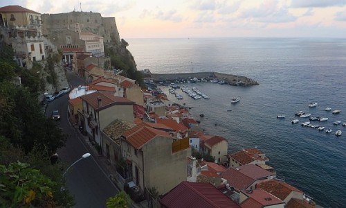 Zdjcie WOCHY / Kalabria / Scilla / widok na port rybacki