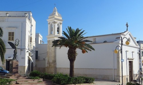 Zdjęcie WłOCHY / Apulia / Vieste / kościółek w centrum miasta