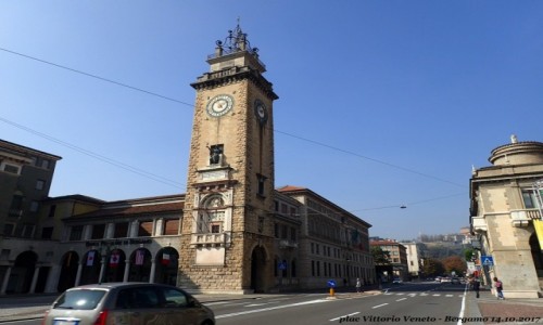 Zdjcie WOCHY / Lombardia / Bergamo - Citta Bassa (dolne miasto) / Bergamo Plac Vittorio Veneta 