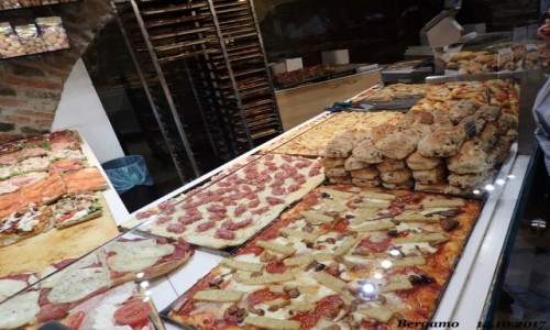 Zdjecie WOCHY / Lombardia / Bergamo - Citta Alta ( grne miasto) / pizzeria - pizza z frytkami