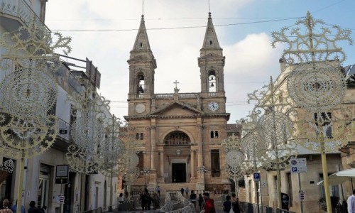 Zdjęcie WłOCHY / Apulia / Przed Katedrą / Alberobello udekorowane z okazji święta Kosmy i Damiana