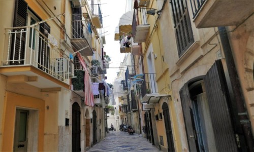 Zdjecie WOCHY / Apulia / Bari Alto / Spacerkiem po Bari - typowa uliczka poudniowych Woch