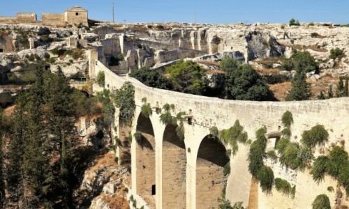 Zdjecie WOCHY / Apulia / Gravina, wwz rzeki Gravina / Most, z ktrego skaka James Bond, prowadzi do fantastycznej strefy archeologicznej