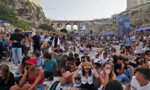 Zdjecie WOCHY / Apulia / Impreza na play w Polignano a Mare / Tumy na mocie czekaj na sprawdzenie certyfikatu i maseczki